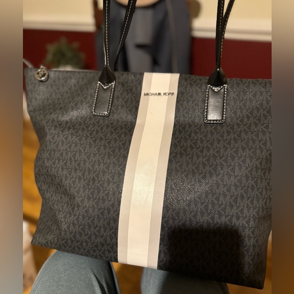 MICHAEL KORS TRAVEL LARGE TOP ZIP TOTE - Picture 14 of 14